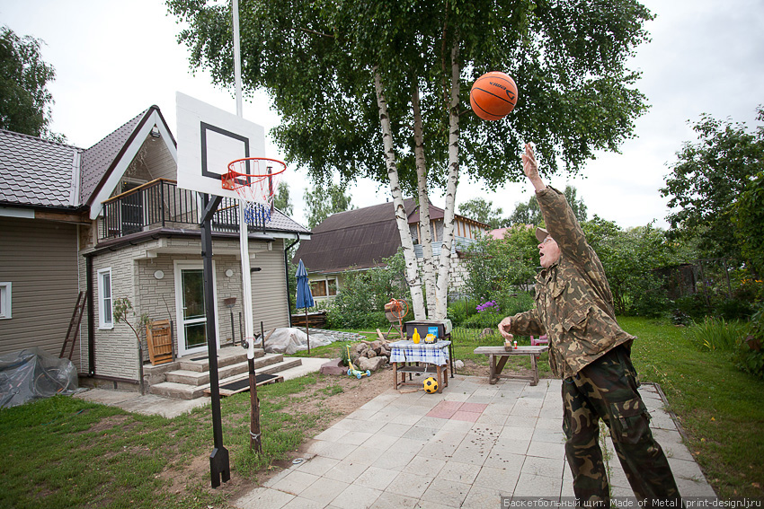 Баскетбольный щит из строительного уголка и досок